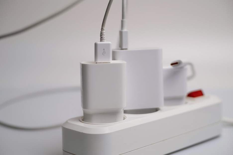 Przedłużacz z USB czy bez – który lepiej sprawdzi się w biurze i w domu?
